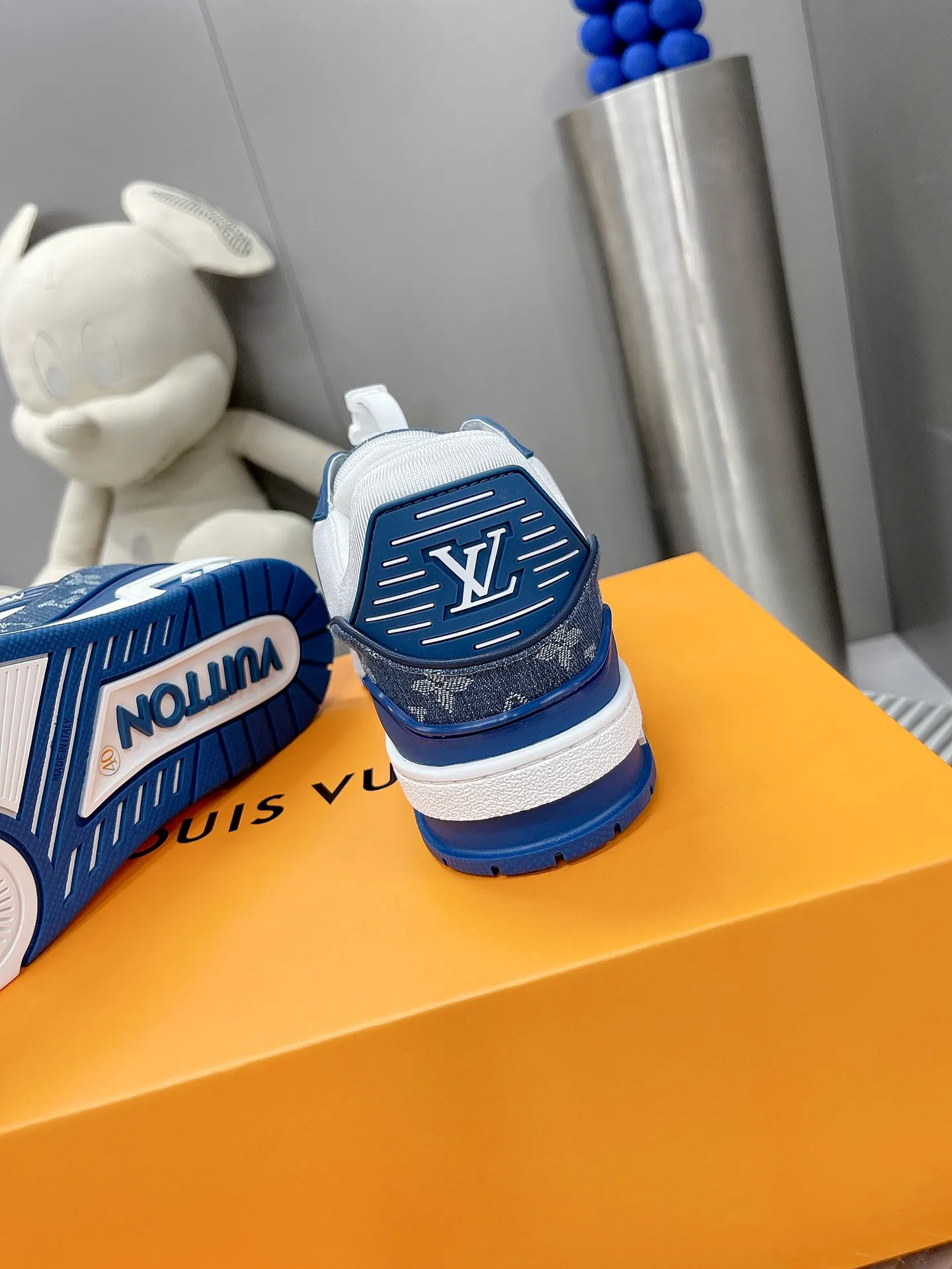 👟👟Ex-factory price 840👟👟The highest version on the Internet⚠️Feel free to compare! 2021🔥New model, purchase quality LV~Louis Vuitton by Virgin Abloh’s best-looking sneakers, Donkey Brand strongly recommends new products, official website limited edition retro basketball sneakers! Both high and low tops cost money to purchase 1:1 accurate replicas of the originals. The details are invincible, full of sincerity, imported custom-made original cowhide, the original package method is the same, the details are 100% restored, and the private model customized the original one-piece T👟👟factory price U outsole, which is different from other brands. Without the original version, this effect cannot be achieved! 35-45 (46 is custom-made and non-refundable) Some colors are available in women’s styles